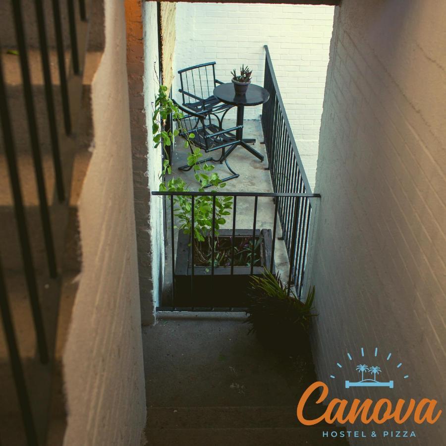 Canova Hostel & Pizza Пуерто Валярта Екстериор снимка